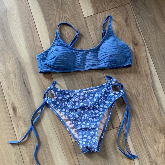 Cupshe Making Waves Bikini Set - Picture 3 of 4